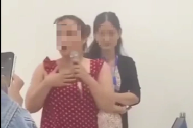 Nữ sinh tát bạn, đòi đuổi giảng viên: "Khi em nói, cô nên cúi mặt xuống"