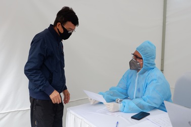 Người dân Thủ đô hồi hộp chờ kết quả xét nghiệm nhanh Covid-19