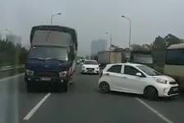 Hàng loạt ô tô quay đầu chạy ngược chiều trên cầu vượt tại Hà Nội