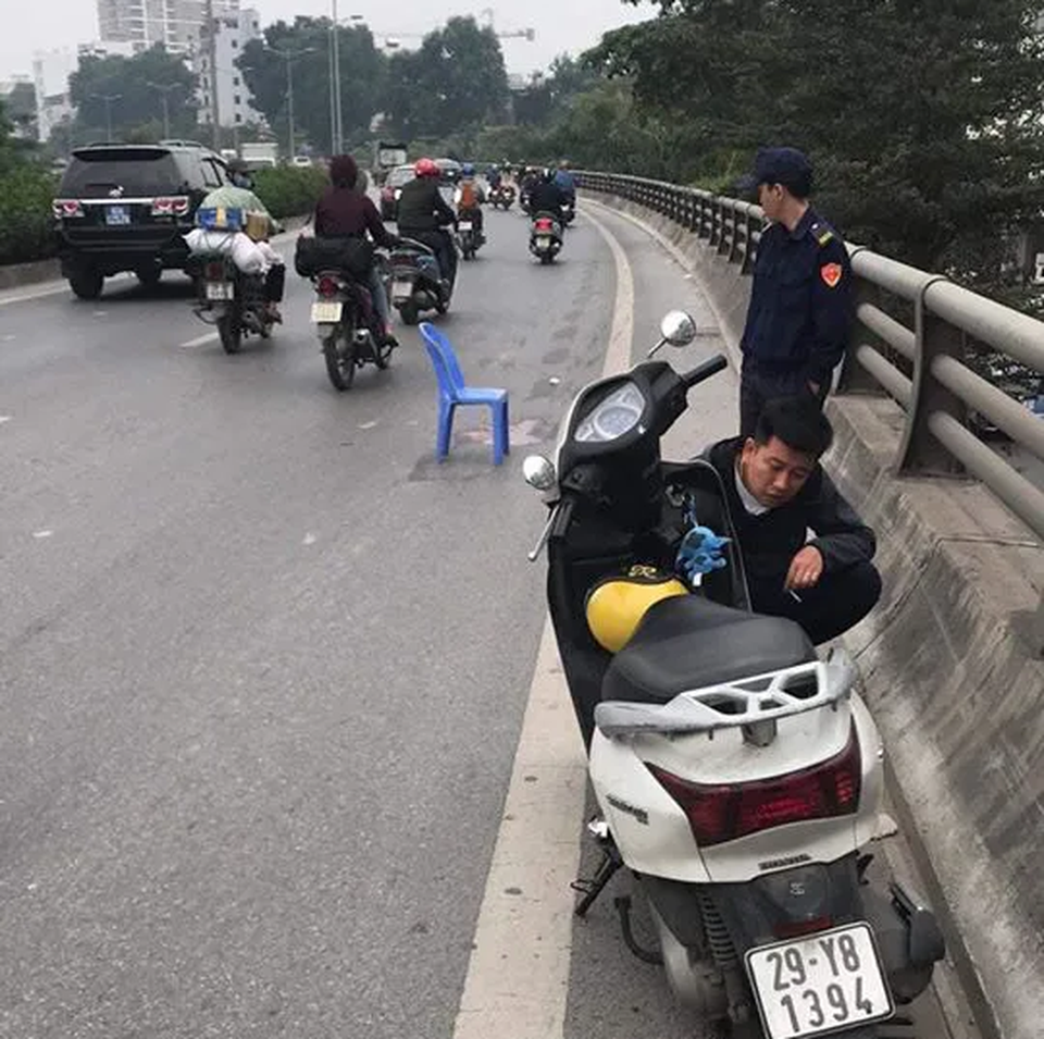 Hà Nội: Truy tìm tài xế xe bán tải nghi gây tai nạn cho 2 mẹ con rồi bỏ chạy - 1 Hà Nội: Truy tìm tài xế xe bán tải nghi gây tai nạn cho 2 mẹ con rồi bỏ chạy - 1