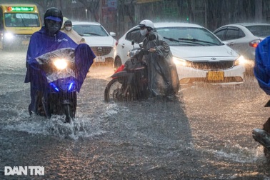 Đà Nẵng mưa trắng trời, đường phố mênh mông nước