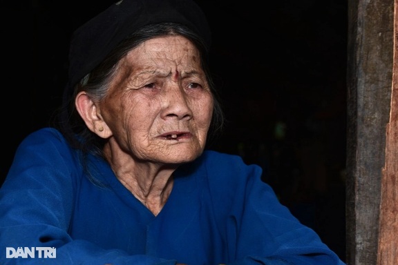 Mẹ nghèo 81 tuổi còng lưng chăm sóc con trai bệnh tật