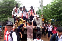 Thuê xe ô tô đưa 900 học sinh vượt lũ đến trường