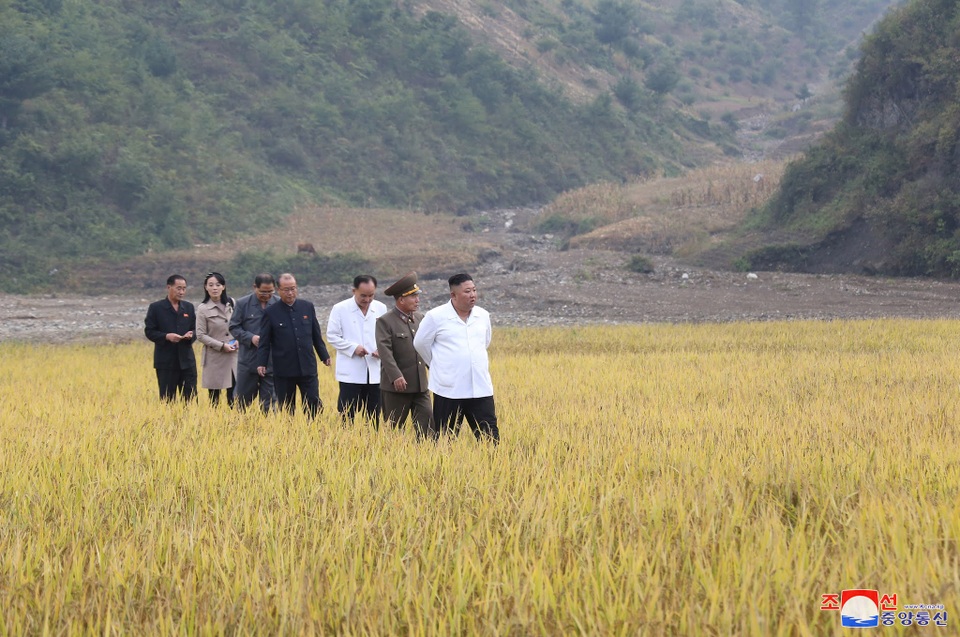 Ông Kim Jong-un thị sát vùng lũ, em gái xuất hiện sau nhiều đồn đoán - 2 Ông Kim Jong-un thị sát vùng lũ, em gái xuất hiện sau nhiều đồn đoán - 2