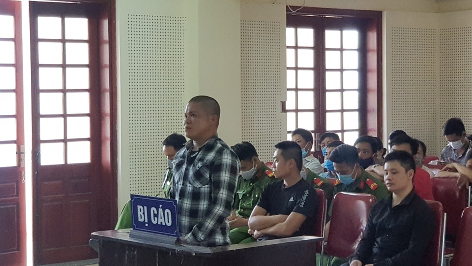 Tuyên án vụ 3 thanh niên ném bom xăng khiến hai mẹ con suýt mất mạng - 4 Tuyên án vụ 3 thanh niên ném bom xăng khiến hai mẹ con suýt mất mạng - 4