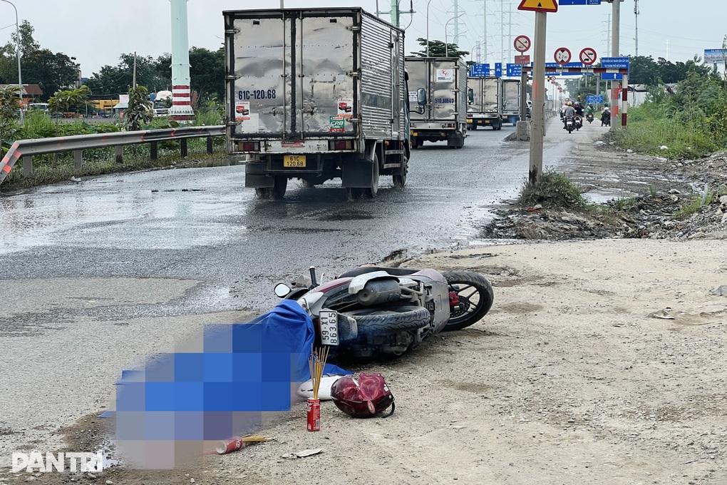 Xe ben cán một phụ nữ tử vong rồi chạy về bãi ở TPHCM - 1 Xe ben cán một phụ nữ tử vong rồi chạy về bãi ở TPHCM - 1