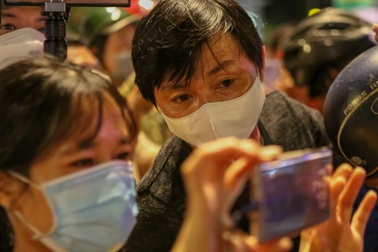 YouTuber, người dân bám trụ cả đêm trước nhà bà Phương Hằng