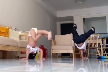 Bé trai 4 tuổi thực hiện động tác nhảy hip hop cực ấn tượng