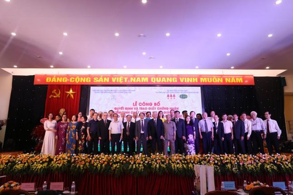 Lễ công bố chứng nhận chất lượng cơ sở giáo dục cho ĐHKDCN Hà Nội - 1 Lễ công bố chứng nhận chất lượng cơ sở giáo dục cho ĐHKDCN Hà Nội - 1