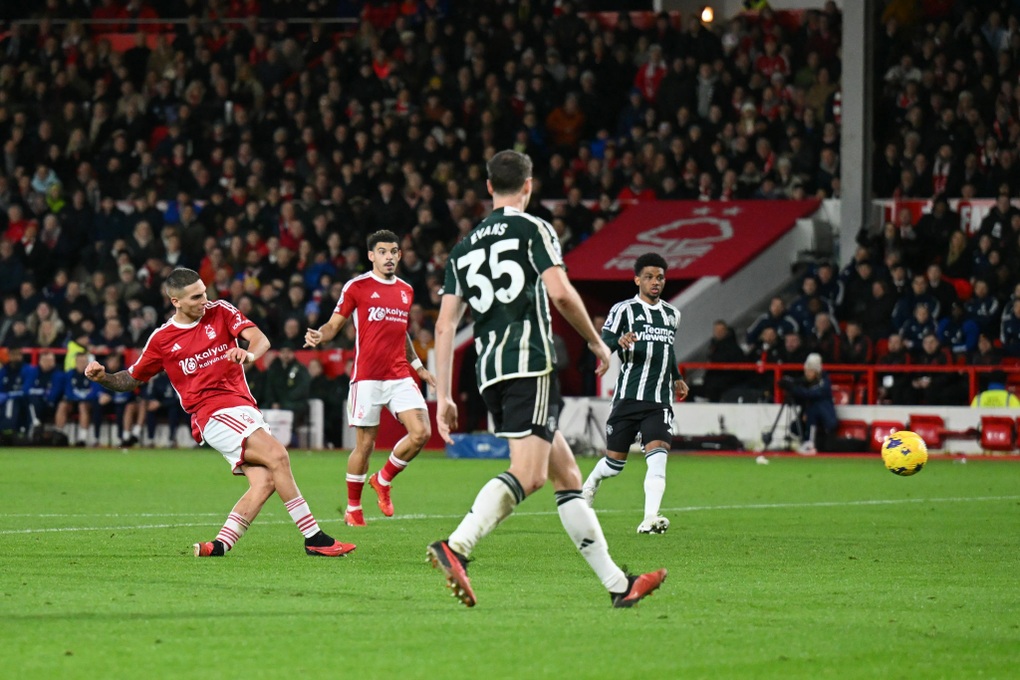 Man Utd nhận trái đắng trên sân Nottingham Forest - 2 Man Utd nhận trái đắng trên sân Nottingham Forest - 2