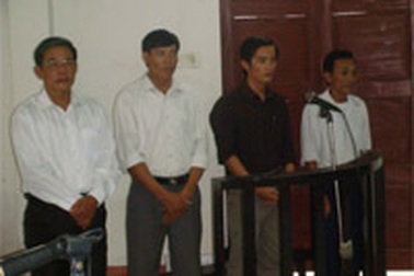 Các bị cáo "huỷ hoại rừng phòng hộ Kẻ Gỗ" hầu tòa