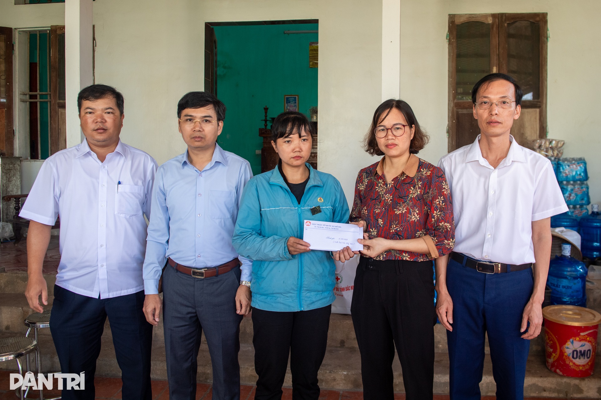 Báo Dân trí trao 200 triệu đồng hỗ trợ người dân vùng lũ tỉnh Bắc Ninh - 13