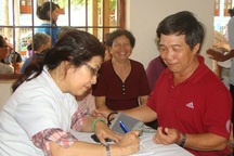 Gỡ rối thủ tục cho bảo hiểm y tế hộ gia đình 