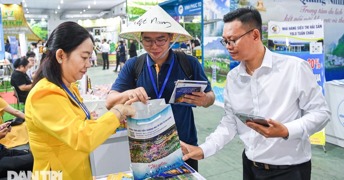 Các đại biểu nhấn nút khai mạc Hội chợ Du lịch Quốc tế Việt Nam (VITM Hà Nội 2024) (Ảnh: Thanh Thúy)