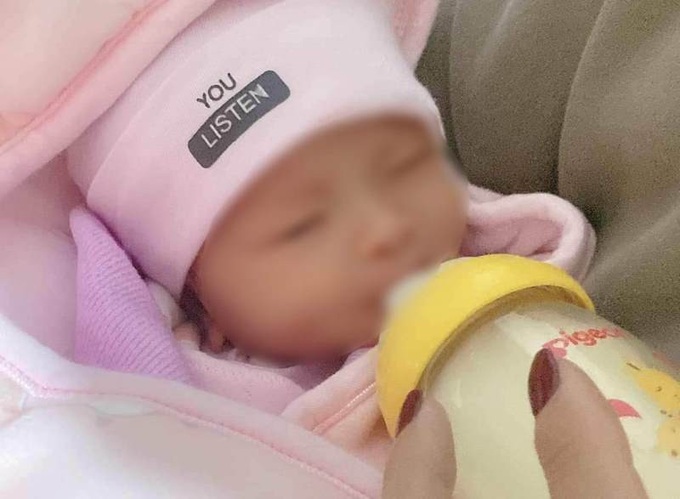 Bé gái sơ sinh bị bỏ rơi trước cổng nhà một người dân.