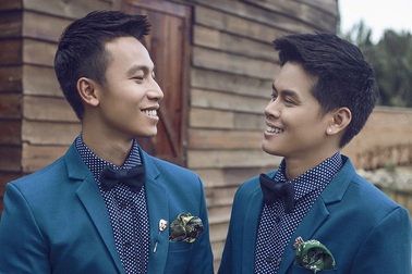 John Huy và bạn trai dọn về sống chung sau 10 năm hẹn hò