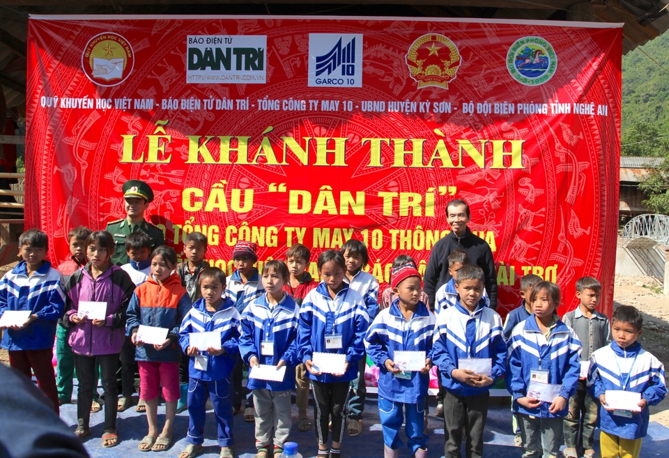 Khánh thành cây cầu mơ ước thứ 17, nâng bước chân bà con dân bản Na Kho - 18 Khánh thành cây cầu mơ ước thứ 17, nâng bước chân bà con dân bản Na Kho - 18