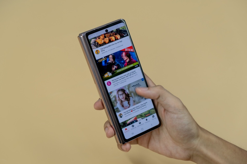 Mở hộp Galaxy Z Fold 2 giá 50 triệu đồng: hoàn thiện vẻ khác biệt - 3 Mở hộp Galaxy Z Fold 2 giá 50 triệu đồng: hoàn thiện vẻ khác biệt - 3