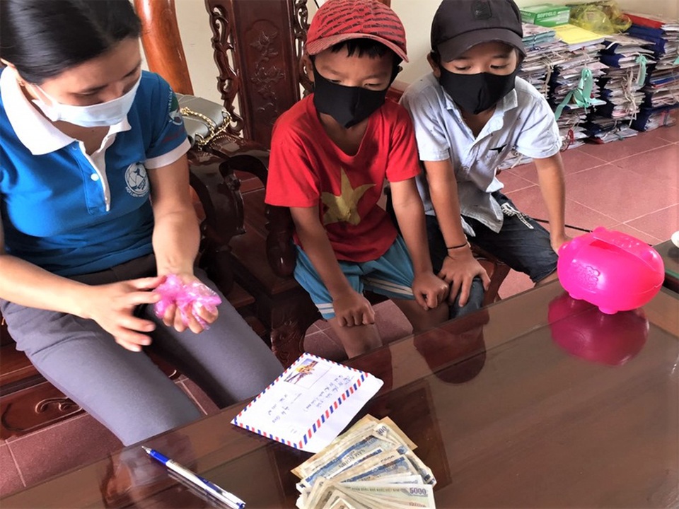 Hai cháu nhỏ đạp xe 3km mang lợn tiết kiệm lên xã ủng hộ chống dịch - 2 Hai cháu nhỏ đạp xe 3km mang lợn tiết kiệm lên xã ủng hộ chống dịch - 2