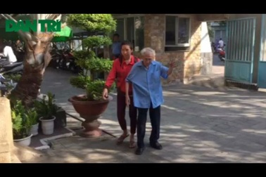 Cháu bé 3 tuổi mất tích khi đi chơi cùng mẹ hạnh phúc vì tìm được gia đình