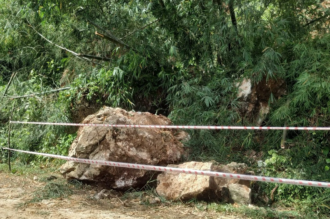 Nhiều khối đá hàng chục tấn lăn xuống khu dân cư - 4