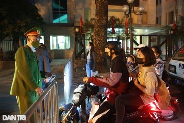 Cận cảnh 10 chốt chặn quanh Nhà thờ Lớn đêm Noel