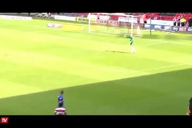 Lỡ chân lập siêu phẩm, chơi đẹp trả lại cho đối thủ một bàn