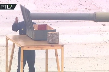 Cận cảnh xe tăng Nga bổ táo, vẽ tranh chuẩn xác