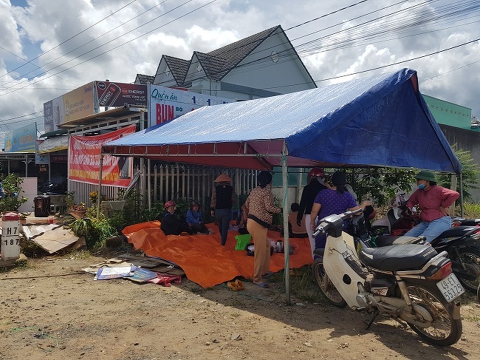 Lập bàn thờ, giả thi thể đặt trước nhà để đòi nợ - 2 Lập bàn thờ, giả thi thể đặt trước nhà để đòi nợ - 2