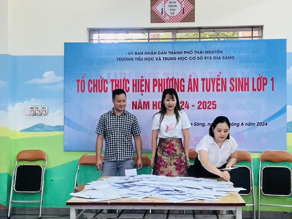 Trường điểm ở Thái Nguyên tổ chức cho phụ huynh bốc thăm vào lớp 1 - 2