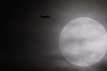 Ngắm hình ảnh kỳ thú khi máy bay "xuyên qua" siêu trăng từ Hà Nội