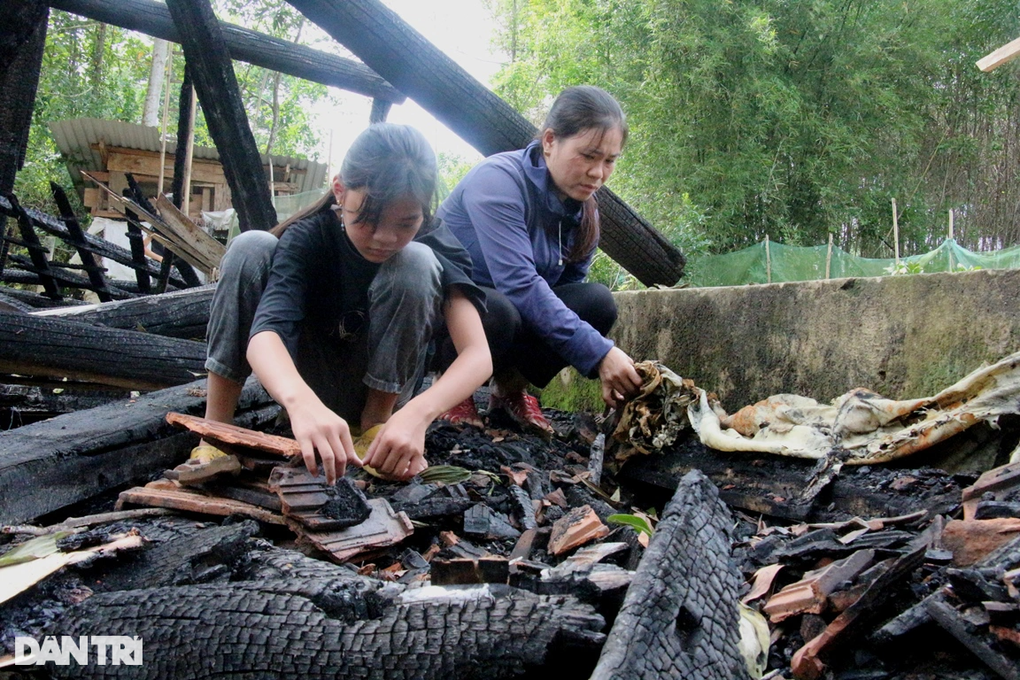 4 mẹ con bị cháy nhà được bạn đọc giúp đỡ hơn 213 triệu đồng - 3 4 mẹ con bị cháy nhà được bạn đọc giúp đỡ hơn 213 triệu đồng - 3