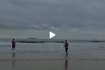 Gay cấn màn giải cứu người đuối nước trong sóng lớn của robot cứu hộ