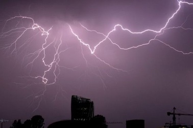 Sét đánh làm 15 người bị thương ở Pháp