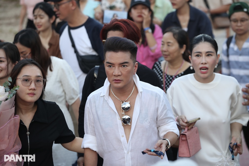 Show Mỹ Tâm: Chật kín 5.000 fans, Mai Tài Phến âm thầm xuất hiện - 4 Show Mỹ Tâm: Chật kín 5.000 fans, Mai Tài Phến âm thầm xuất hiện - 4