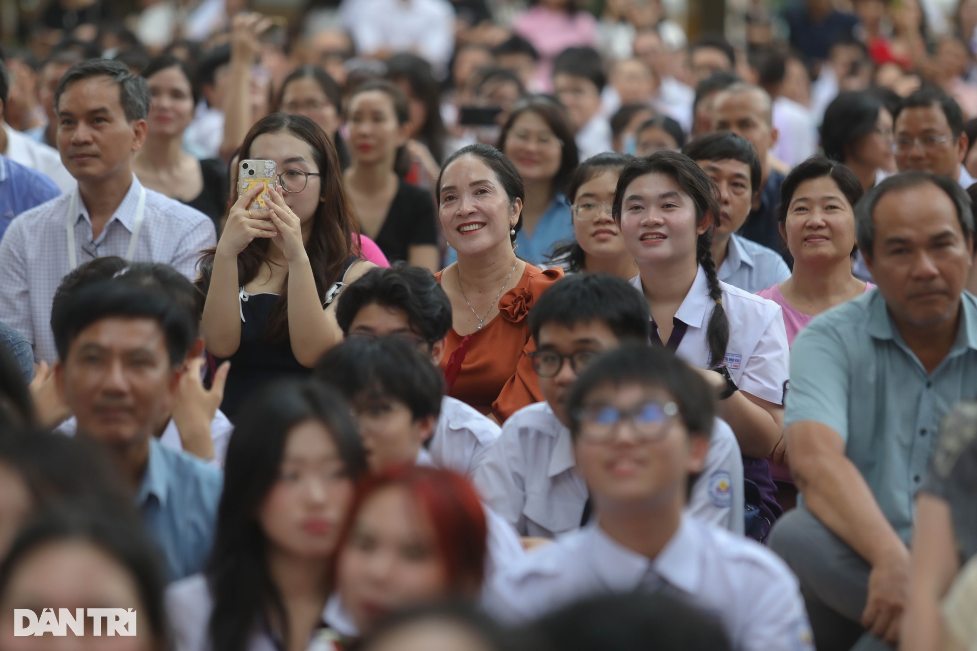 Nữ sinh TPHCM ngập tràn cảm xúc trong ngày chia tay tuổi học trò - 2 Nữ sinh TPHCM ngập tràn cảm xúc trong ngày chia tay tuổi học trò - 2