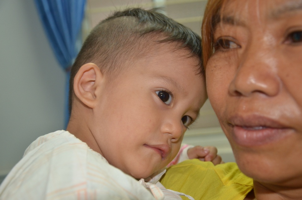 Nhói lòng ánh mắt khao khát sống của cậu bé 3 tuổi bị dày vò trong bệnh tật - 6 Nhói lòng ánh mắt khao khát sống của cậu bé 3 tuổi bị dày vò trong bệnh tật - 6