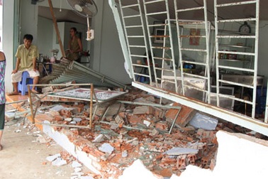 Xe chở khách “nhảy” vào quán phở