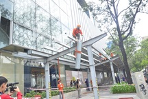 Ông Đoàn Ngọc Hải chỉ đạo tháo dỡ mái che “khủng” của SaiGon Center