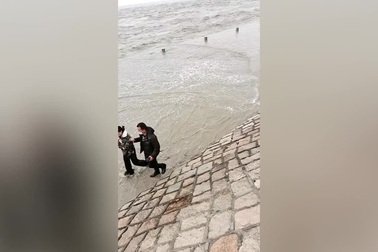 Sóng dữ như "thủy quái" trên sông bất ngờ cuốn phăng du khách