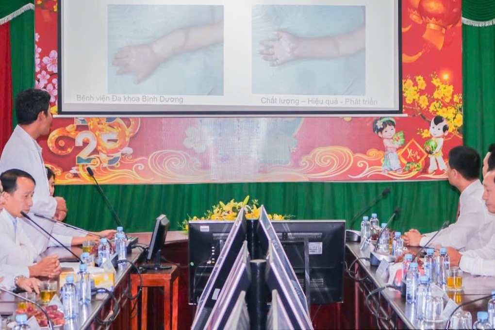 ນະຄອນໂຮ່ຈິມິນ ໄດ້ມອບລາງວັນໃຫ້ແພດຜ່າຕັດທີ່ຜ່າຕັດໃຫ້ແມ່ຍິງຖືພາທີ່ຖືກຕັດແຂນຂາຫັກຊົ່ວຄາວ - 2 TPHCM khen thưởng bác sĩ mổ cho thai phụ được ghép tạm tay đứt lìa vào chân - 2