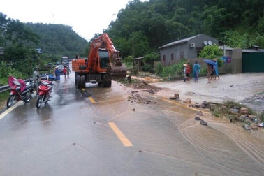 Quốc lộ 6 qua Hòa Bình thông xe sau 8 tiếng bị “chặt đứt”