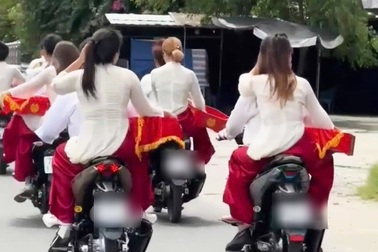 Cảnh sát phạt nhóm rước dâu không đội mũ bảo hiểm