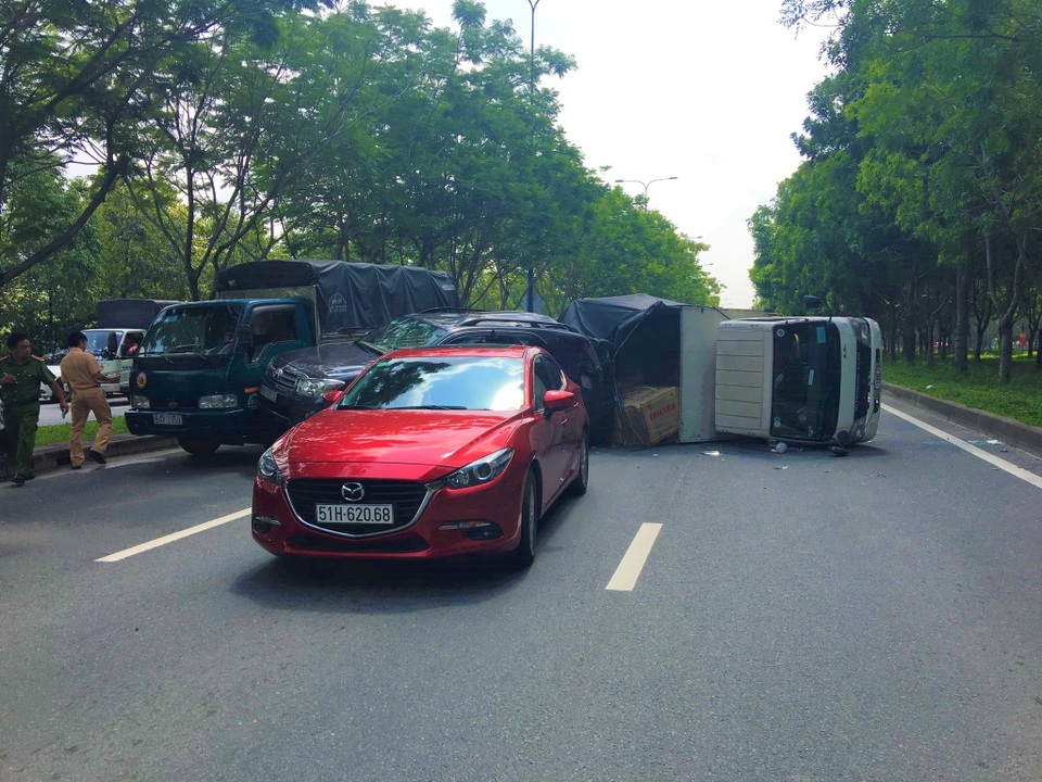 Nhiều ô tô tông nhau, 2 cháu bé thoát nạn nhờ đổi chỗ ngồi - 1 Nhiều ô tô tông nhau, 2 cháu bé thoát nạn nhờ đổi chỗ ngồi - 1