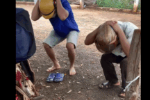 Hai thanh niên bị phạt 100 cái "thụt dầu" vì thông chốt kiểm dịch