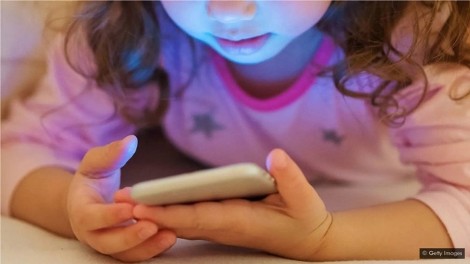 Một số trẻ ngủ muộn do nghiện điện thoại, iPad. Ảnh minh họa: Getty Images