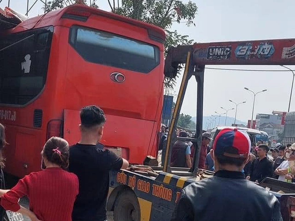 Trên đường đi lấy lương về, hai người đàn ông bị xe khách đâm thương vong - 1 Trên đường đi lấy lương về, hai người đàn ông bị xe khách đâm thương vong - 1