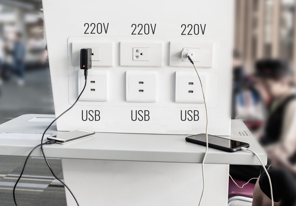 Sử dụng cáp sạc USB có sẵn nơi công cộng có thể gặp nguy cơ smartphone bị nhiễm mã độc hoặc bị lấy cắp dữ liệu (Ảnh minh họa: Pinterest). Sử dụng cáp sạc USB có sẵn nơi công cộng có thể gặp nguy cơ smartphone bị nhiễm mã độc hoặc bị lấy cắp dữ liệu (Ảnh minh họa: Pinterest).