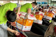 Thích thú với hình ảnh công ty "buộc" sẵn quà Tết vào xe công nhân