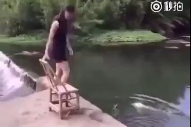 Cô gái gặp xui xẻo khi đang câu cá